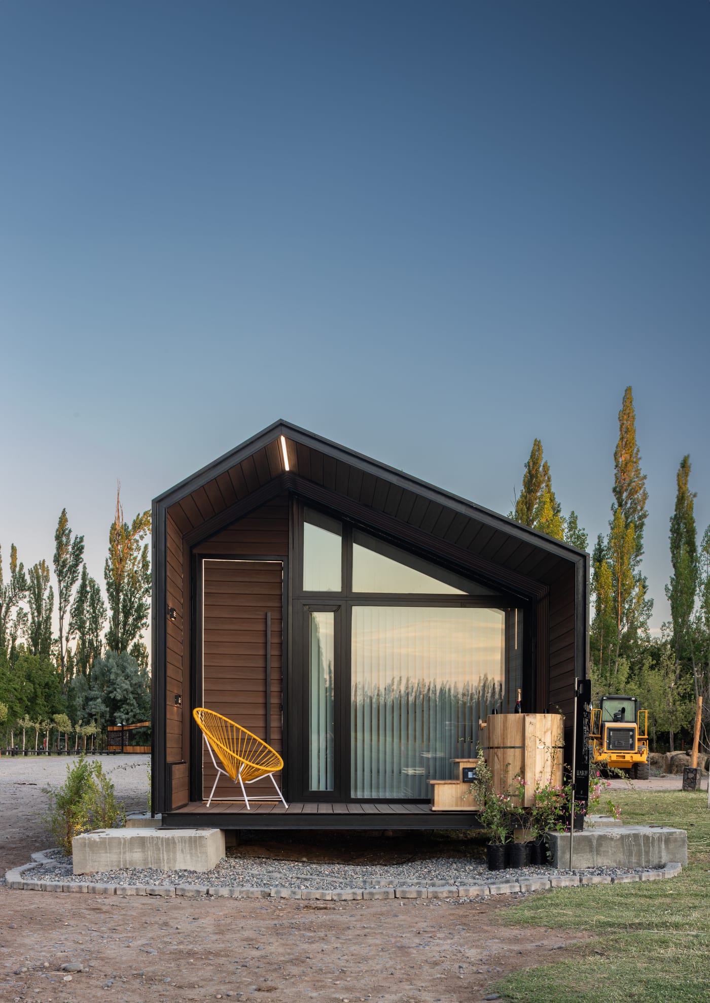 Cápsula Haiku tipo glamping integrada a un entorno natural patagónico